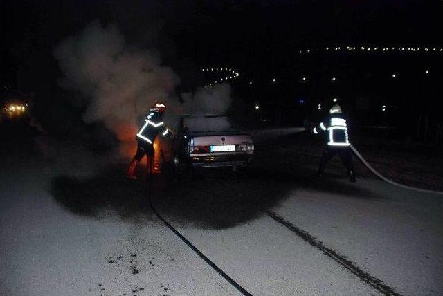 Otomobil Yolun Ortasında Alev Aldı 1