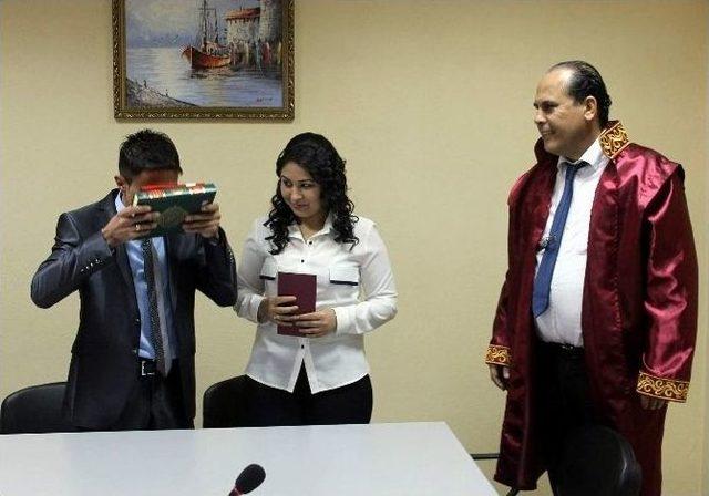 Başkan Ozan&rsquo;dan Gen&ccedil; &Ccedil;iftlere Anlamlı Hediye 1