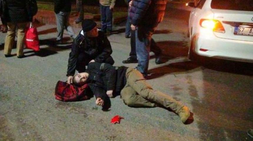 Otomobille &Ccedil;arpışan Motosikletin S&uuml;r&uuml;c&uuml;s&uuml; Yaralandı