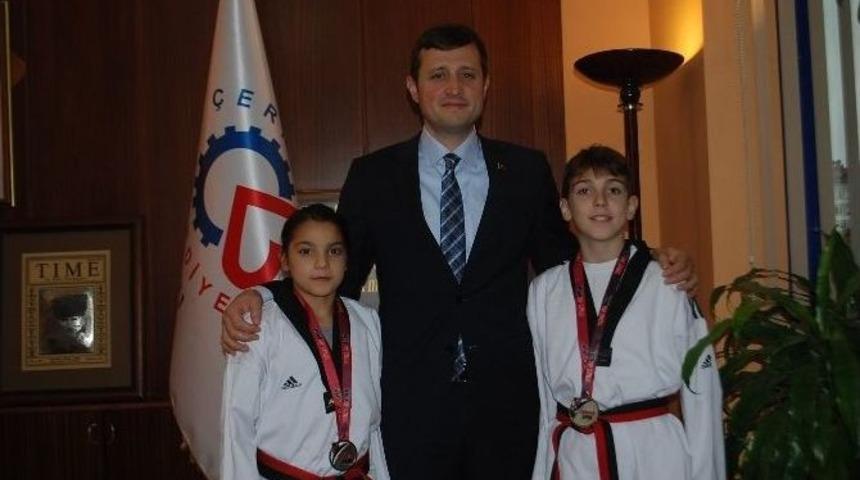 &Ccedil;erkezk&ouml;yl&uuml; Sporcular D&uuml;nya İkincisi Oldu