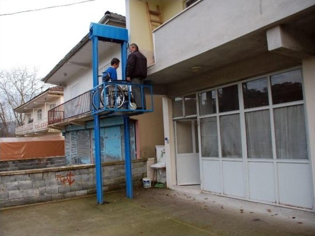 İki Engelli Oğlu İ&ccedil;in Evinin Balkonuna Asans&ouml;r Yaptı
