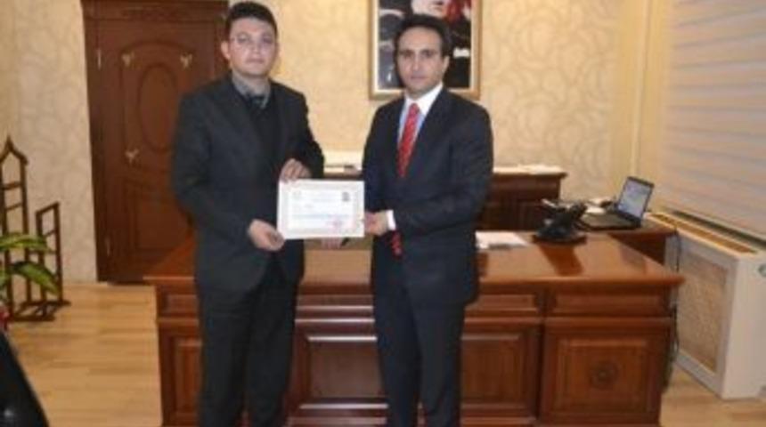 Başarılı &Ouml;ğretmene Kaymakam&rsquo;dan Plaket