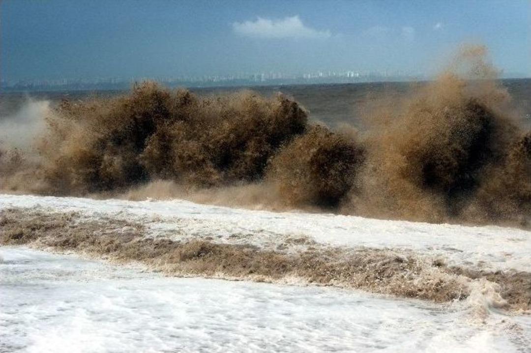 Antalya&rsquo;da Dalga Boyu 3 Metreyi Ge&ccedil;ti