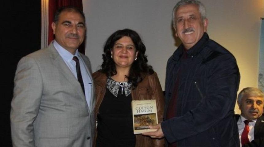 Lise &Ouml;ğretmeni Kitabını Okurları İ&ccedil;in İmzaladı