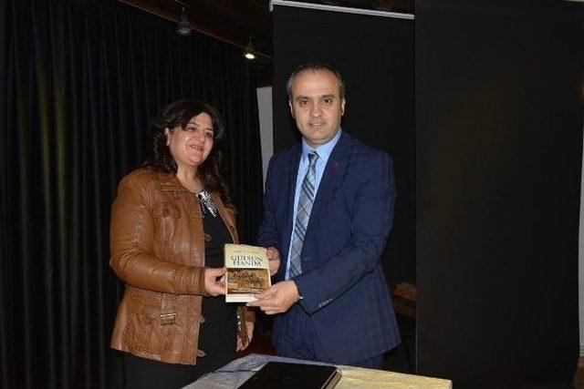 Lise &Ouml;ğretmeni Kitabını Okurları İ&ccedil;in İmzaladı 1