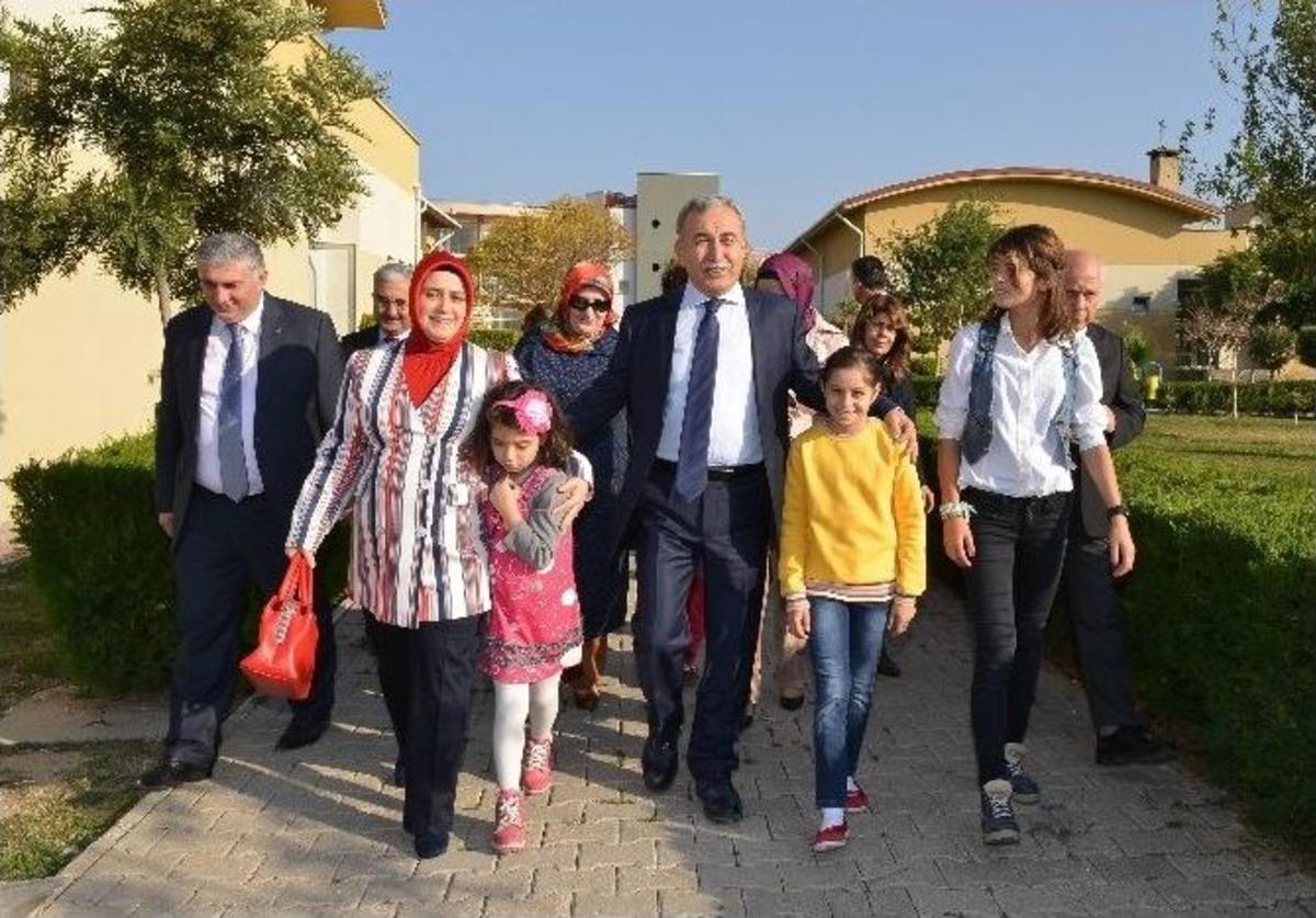 &Ccedil;ocuk Ve Yaşlılara &ldquo;b&uuml;y&uuml;k&rdquo; Sevgi