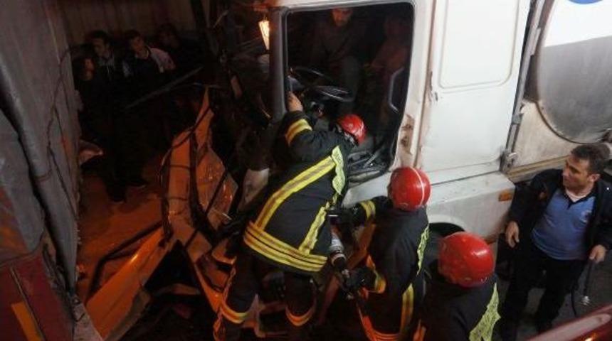 Tır'a &Ccedil;arpan S&uuml;t Tankerinde Sıkışan Şof&ouml;r&uuml; İtfaiye Kurtardı