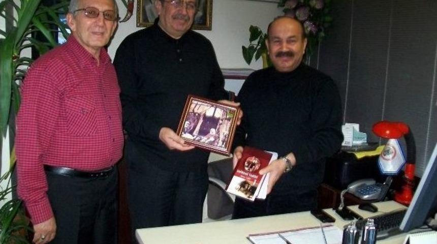 Eskişehirli Şairlerden İş Adamı Halis &Ccedil;opur&rsquo;a Teşekk&uuml;r Plaketi