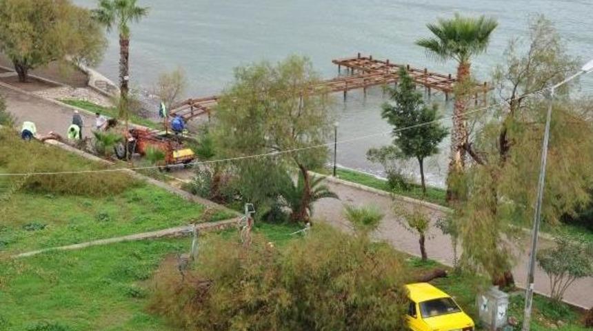 Yıldırım D&uuml;şen Ağa&ccedil; Otomobilin &Uuml;zerine Devrildi