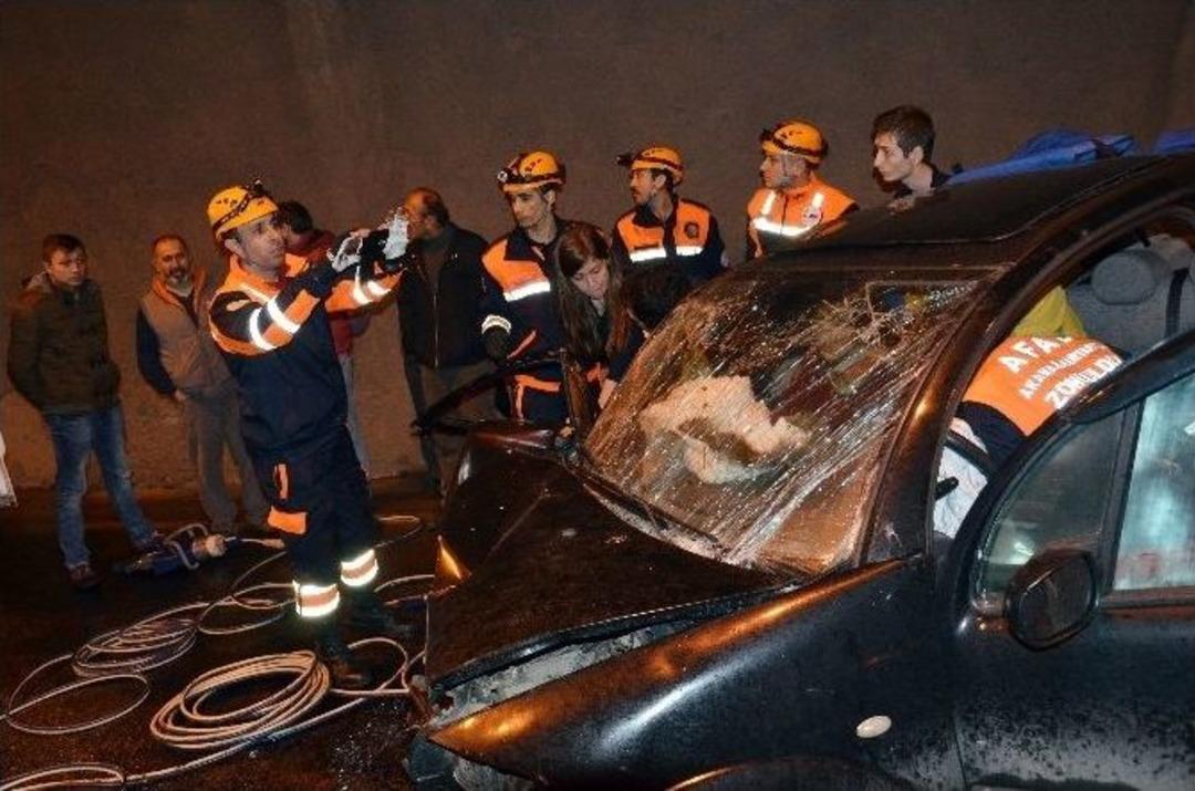T&uuml;nelde Can Pazarı: 4 Yaralı