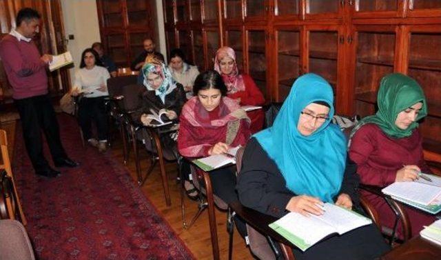 Tarihi K&uuml;t&uuml;phanedeki Osmanlıca Kursuna İlgi 2