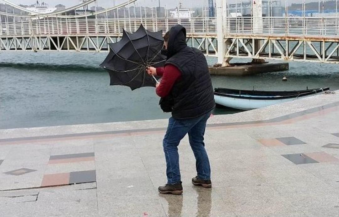 Bandırma&rsquo;da Fırtına Etkili Oluyor