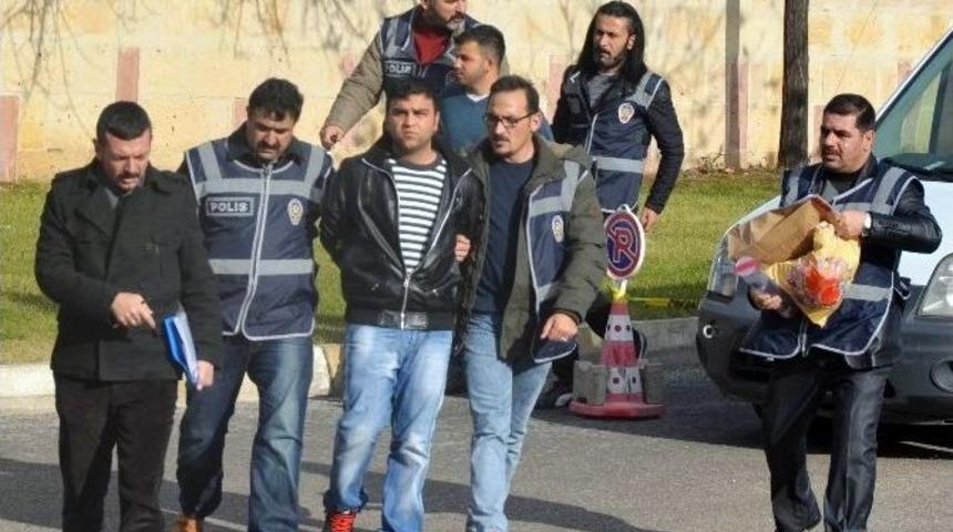 Karısını Bı&ccedil;aklayarak &Ouml;ld&uuml;ren Koca Ve Kardeşi Mahkemede