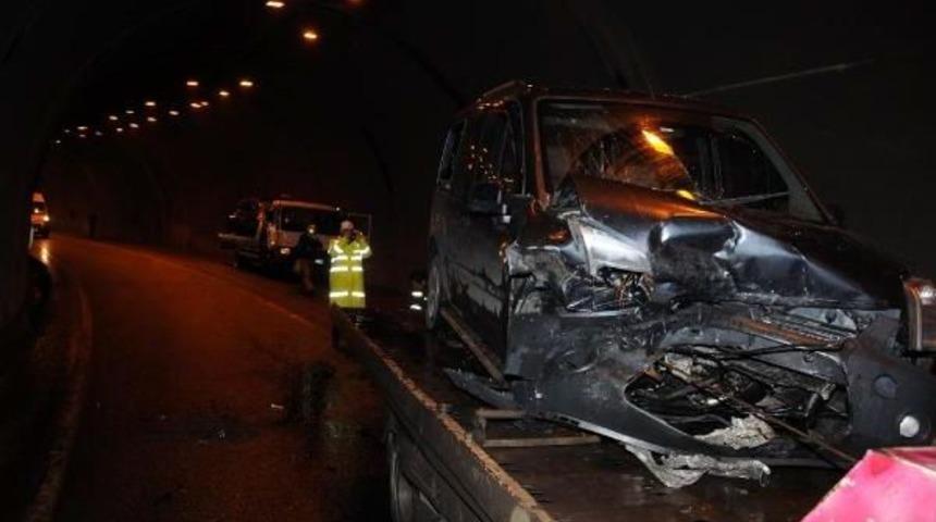 Kozlu'da T&uuml;nelde Kamyonetle Otomobil &Ccedil;arpıştı: 4 Yaralı