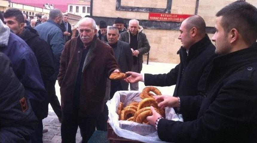 Yozgat&rsquo;ta Cuma Namazı Sonrası Cemaate &Ccedil;ay Ve Simit İkramı