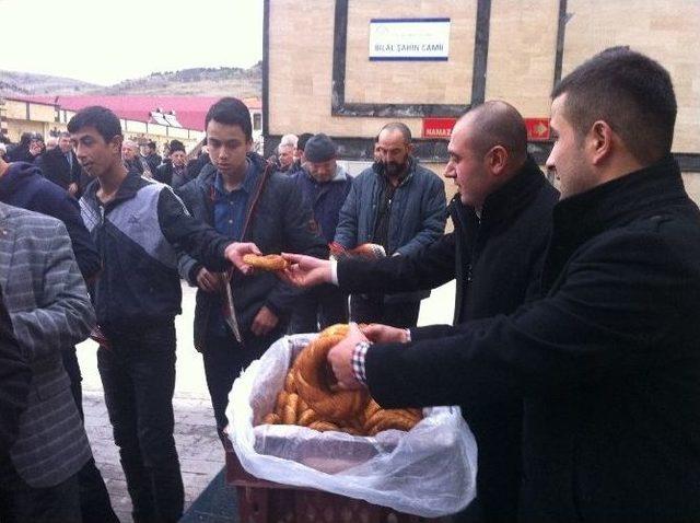 Yozgat&rsquo;ta Cuma Namazı Sonrası Cemaate &Ccedil;ay Ve Simit İkramı 3