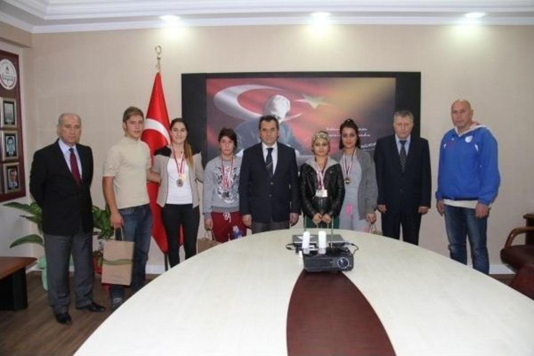 Şampiyonlar İl Milli Eğitim M&uuml;d&uuml;r&uuml; G&uuml;lay&rsquo;ı Ziyaret Etti