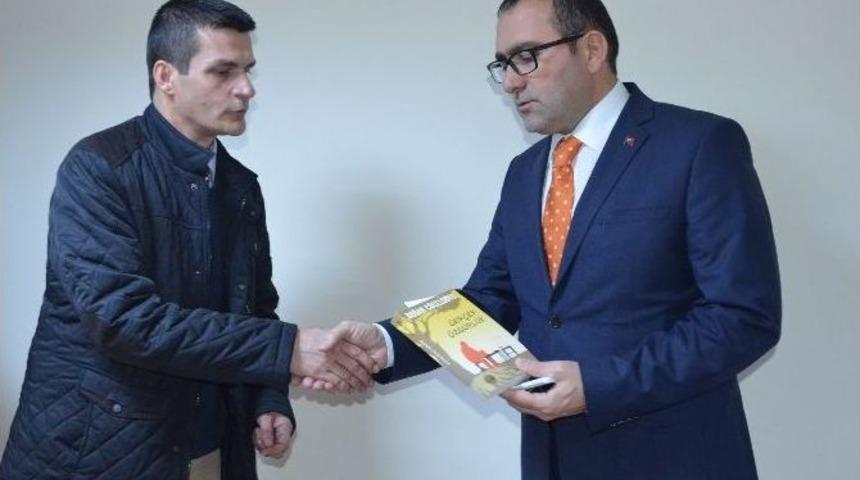 &Ouml;ğretmenlere İletişim Dehasının Kitabı Hediye Edildi