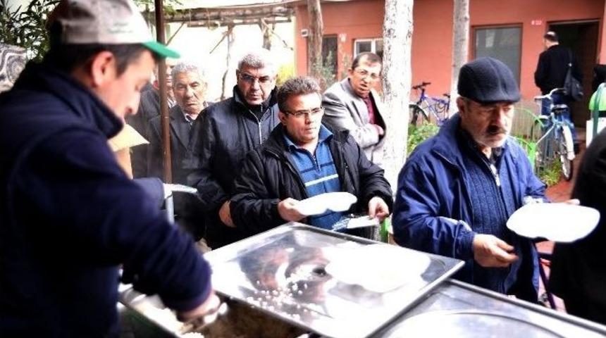 Fatih Camii&rsquo;nde Pilav Ve Aşure Dağıtıldı