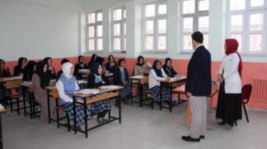 Kaymakam &Ccedil;i&ccedil;ek&rsquo;in Okul Ziyareti