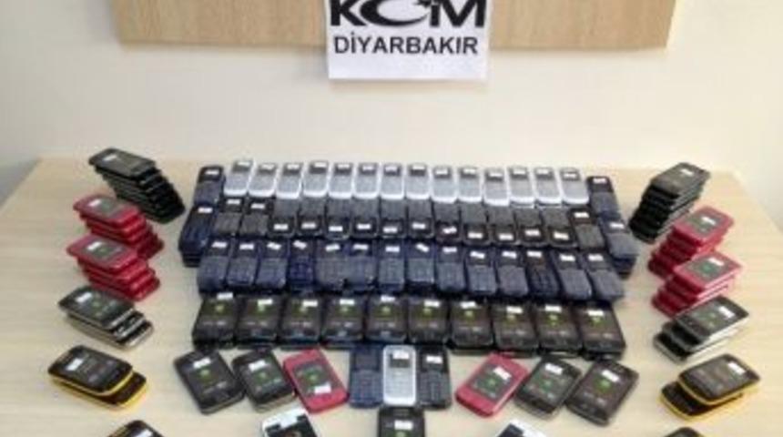 Diyarbakır&rsquo;da G&uuml;mr&uuml;k Ka&ccedil;ağı 218 Cep Telefonu Ele Ge&ccedil;irildi