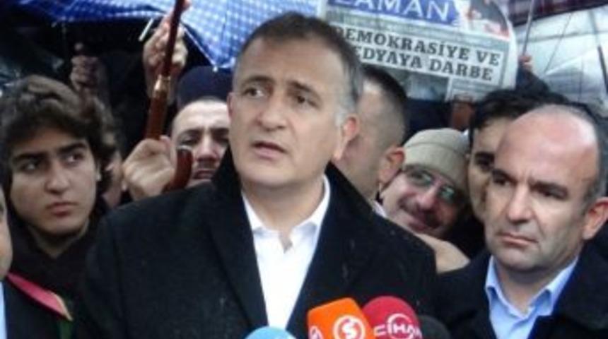 Sosyal Medyadaki &lsquo;operasyon&rsquo; İddiaları Adliye &Ouml;n&uuml;nde Protesto Edildi