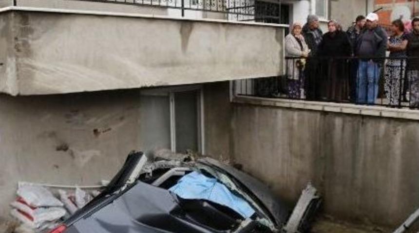 Balkona &Ccedil;arparak Bah&ccedil;eye D&uuml;şen Otomobilin S&uuml;r&uuml;c&uuml;s&uuml; Hayatını Kaybetti