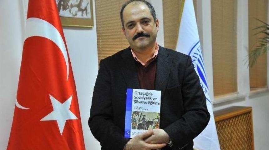 Sa&uuml;&rsquo;l&uuml; &Ouml;ğretim &Uuml;yesi &Ouml;ğrencisi İle Birlikte Kitap Yazdı