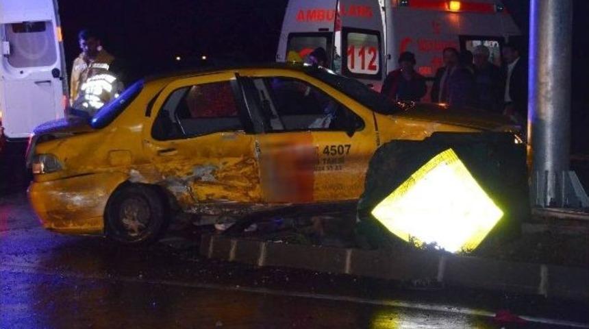 İki Otomobil &Ccedil;arpıştı: 1 &Ouml;l&uuml;, 6 Yaralı