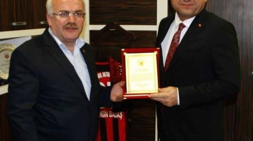 Esentepe Mahallesinden Tahsin Babaş&rsquo;a Teşekk&uuml;r Plaketi