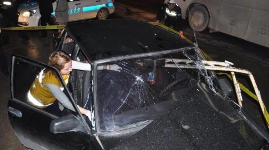 Kamyonetten D&uuml;şen Demir, Otomobilin &Ouml;n Camından Girdi: 1 &Ouml;l&uuml;, 3 Yaralı