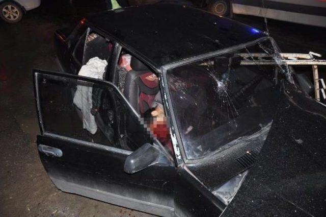 Kamyonetten D&uuml;şen Demir, Otomobilin &Ouml;n Camından Girdi: 1 &Ouml;l&uuml;, 3 Yaralı 1