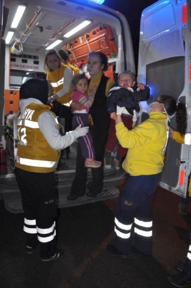 Kamyonetten D&uuml;şen Demir, Otomobilin &Ouml;n Camından Girdi: 1 &Ouml;l&uuml;, 3 Yaralı 3