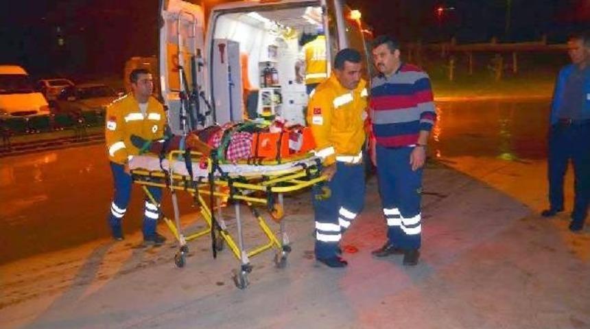 Otomobiller Kavşakta &Ccedil;arpıştı: 2 &Ouml;l&uuml;, 3 Yaralı