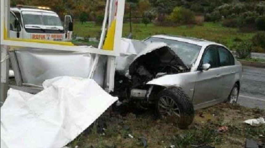 Otomobil Akaryakıt İstasyonunun Tabelasına &Ccedil;arptı: 1 &Ouml;l&uuml;, 2 Yaralı