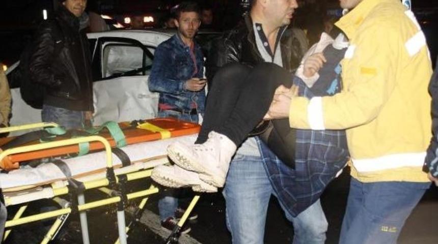 Kırmızı Işıkta Ge&ccedil;en Tır Otomobile &Ccedil;arptı: 4 Yaralı