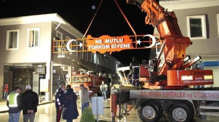 Tepkiler &Uuml;zerine 'ne Mutlu T&uuml;rk&uuml;m Diyene' Tabelası Yeniden Asıldı