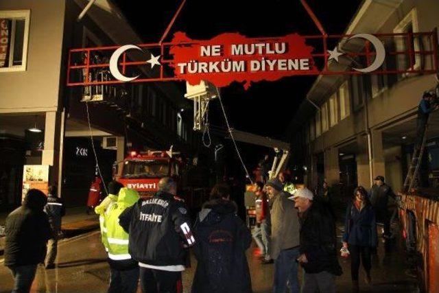 Tepkiler Üzerine 'ne Mutlu Türküm Diyene' Tabelası Yeniden Asıldı