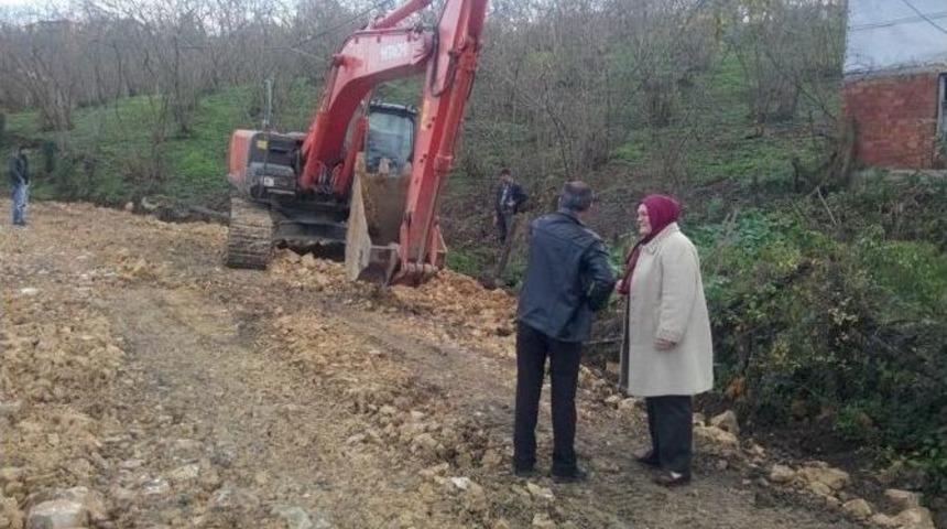 Ak&ccedil;akoca&rsquo;da Heyelanın Bozduğu K&ouml;y Yolları Onarılıyor