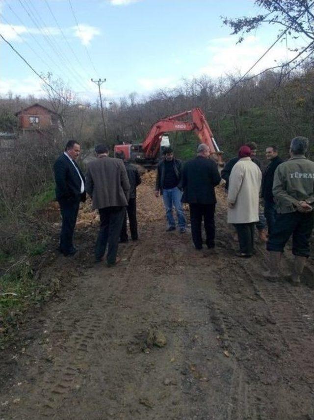 Akçakoca’da Heyelanın Bozduğu Köy Yolları Onarılıyor