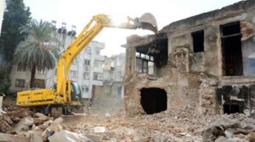 Muratpaşa Sinan Mahallesi&rsquo;ndeki Metruk Binaları Yıkıyor