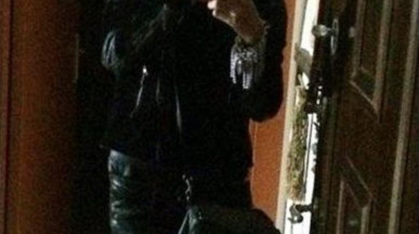 &Ccedil;ıplak Fotoğraflarını &Ccedil;ektiği Sevgilisini Gasp Etti