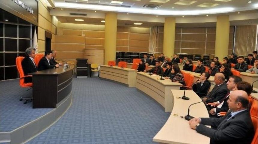 Başkan T&uuml;t&uuml;nc&uuml;, &Ouml;ğrenci Temsilcileri İle Hizmet Toplantısı Yaptı