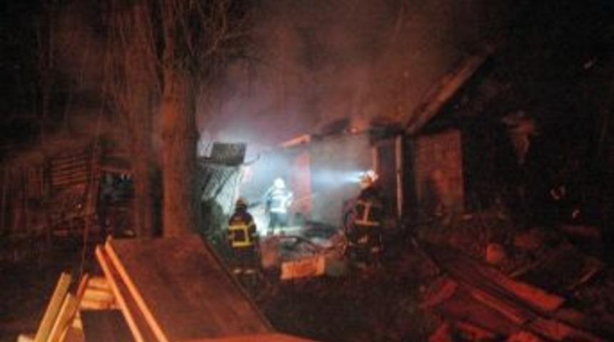 Yanan Evin Ahırındaki İnek Telef Oldu