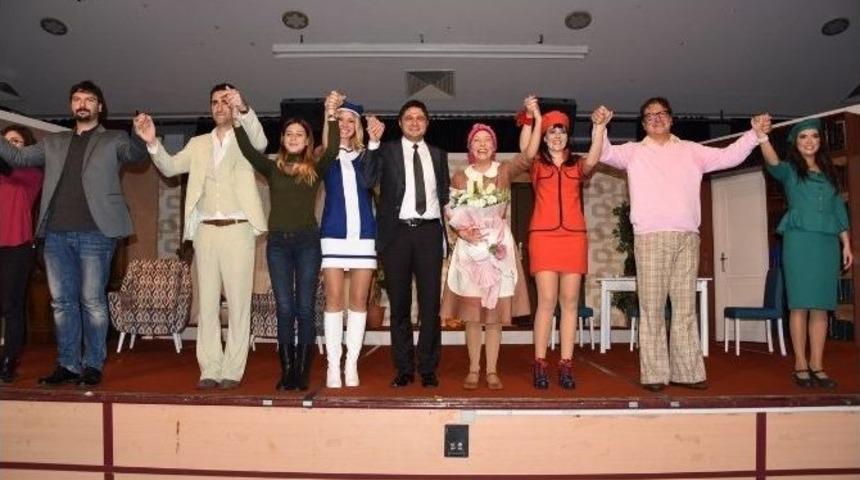 &rsquo;abim Geldi&rsquo; Oyunu İzleyenlerden Alkış Aldı