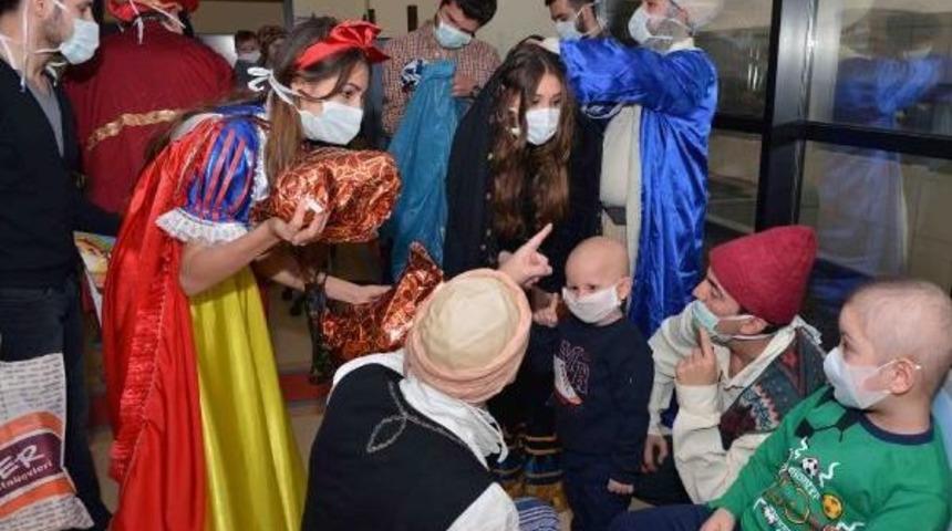 Onkoloji Servisi'nde Tedavi G&ouml;ren &Ccedil;ocuklara Tiyatro &Ouml;ğrencilerinden Moral Ziyareti