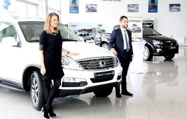 Ünlü Sunucu Fıstıkoğlu, Ssangyong Otomobillerini Tanıttı