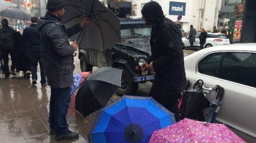 Van&rsquo;da Yağışlı Havalar Şemsiye Satışlarını Arttırdı