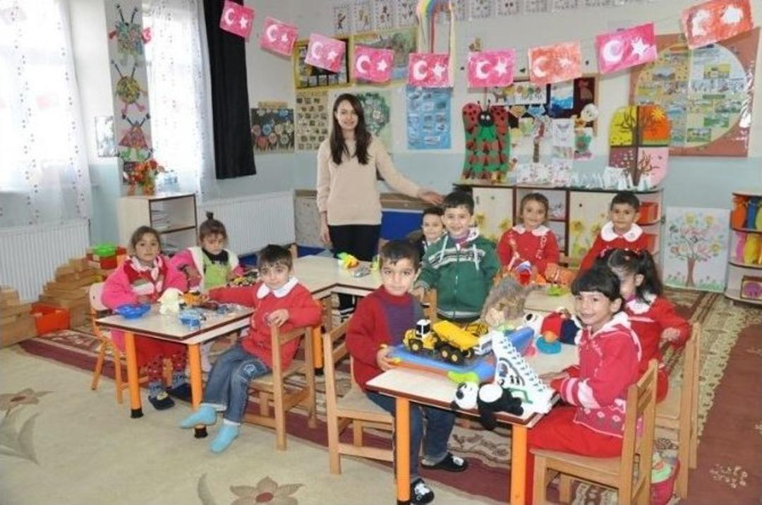 İbrahim &Ccedil;e&ccedil;en Vakfı&rsquo;ndan Patnos Değirmend&uuml;z&uuml; Lk&ouml;ğretim Okulu Anasınıfı &Ouml;ğrencilerine Oyuncak Yardımı Yapıldı