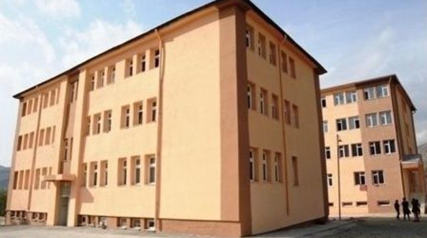 Öğrencilere Çöpteki Yemekleri Yedirdiği İddia Edilen Öğretmen Konuşmadı